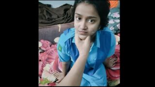 Dhire se daliye virgin chut hai desi school girl talking in hindi and losing her virginity with lover